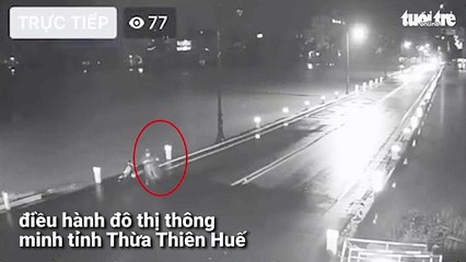 Thanh niên nhảy múa trên sóng livestream mưa lũ ở Huế
