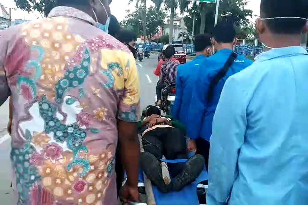 Seorang Mahasiswa Patah Kaki Saat Demonstrasi Tolak Omnibus Law