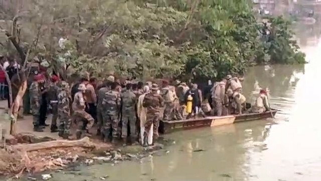पैराशूट जिप्सी समेत खलौवा गांव के तालाब में गिरा, बड़ा हादसा होने से तला