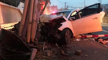 Băng trộm đi ô tô tông gãy cột điện trên đường chạy trốn