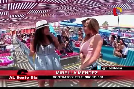 Todo por un clavado: un reto con sol, piscinas, toboganes y bellas mujeres
