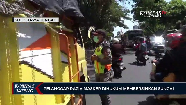 Pelanggar Razia Masker Dihukum Membersihkan Sungai