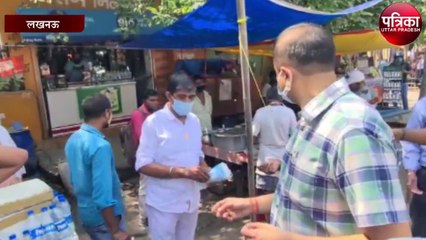 हजरतगंज में जिलाधिकारी ने बांटे सैनिटाइजर और मास्क