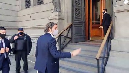 Santiago Cafiero con su inseparable bolsa agroecológica.