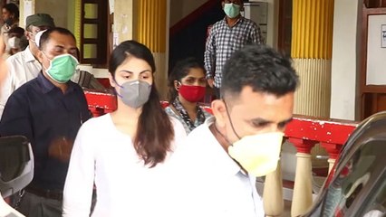 Rhea Chakraborty जेल से निकलने के बाद पहुंची Santacruz Police Station |FilmiBeat