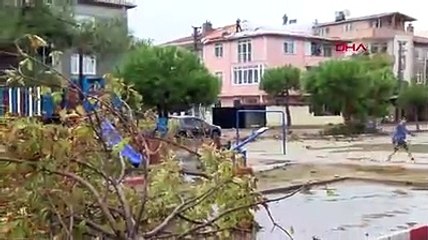 Tekirdağ'da hortum ağaçları devirdi, çatıları uçurdu