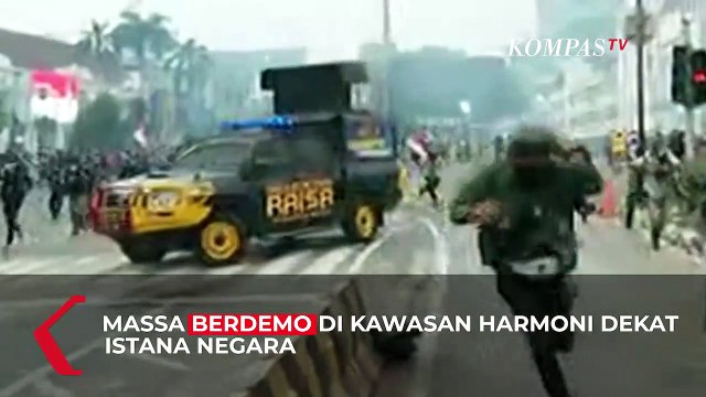 Detik-Detik Kericuhan Demo Tolak Undang-Undang Cipta Kerja di Dekat Istana Negara
