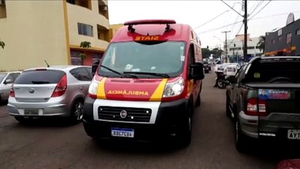 Ao sair de estacionamento veículo atinge motociclista na Rua Paraná