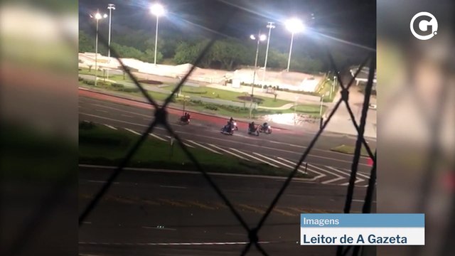 Motociclistas aceleram motos de madrugada em Camburi