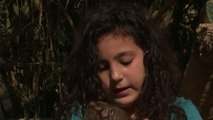 Una niña israelí se baña en la piscina con una serpiente muy grande