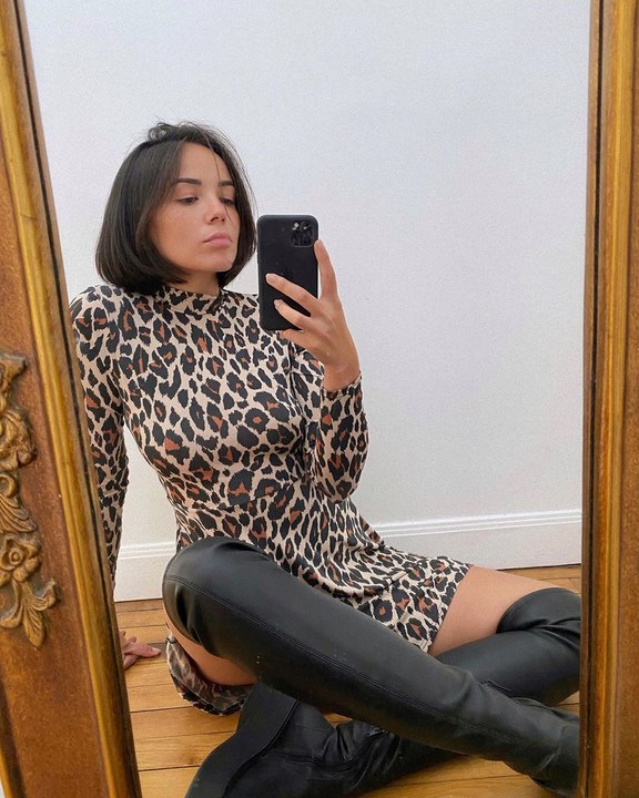 Agathe Auproux hyper torride en robe léopard et bottes noires