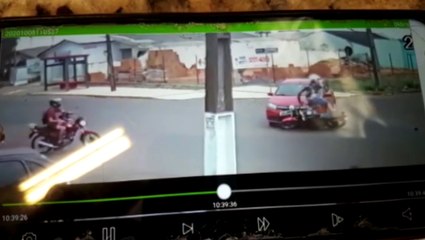 Motociclista para em cima do capô de carro após colisão na Região Norte