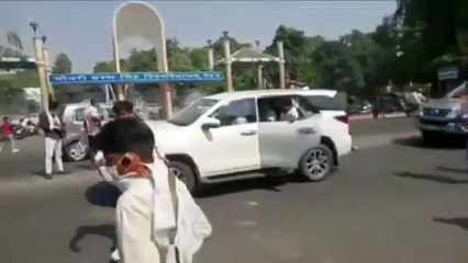 समाजवादी पार्टी के वरिष्ठ नेता धर्मेंद्र यादव की गाड़ी पर स्याही से हमला