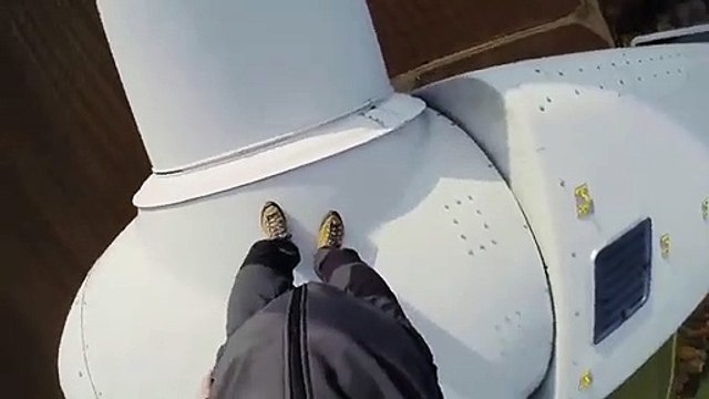 Il fait un saut en parachute depuis une pale d' éolienne