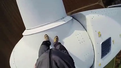 Il fait un saut en parachute depuis une pale d' éolienne