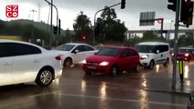İstanbul'da sağanak yağış trafiği olumsuz etkiledi
