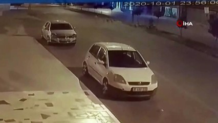 Sokak köpeklerinden kaçarken başını çarpıp öldü