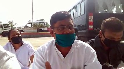 कृषि मंत्री को ज्ञापन देने के लिए धरने पर बैठे कांग्रेसी