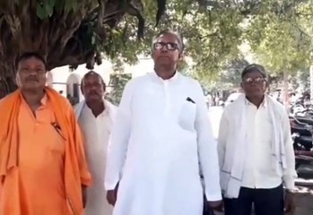 जिलाधिकारी को ज्ञापन पत्र देने पहुंचे आर्य दल के लोग