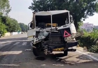 डंपर ने पीछे से अज्ञात वाहन में मारी टक्कर, 2 लोग हुए घायल