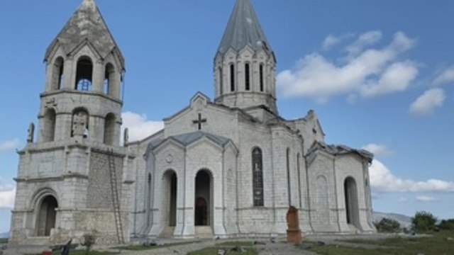 Aviación azerbaiyana bombardea catedral en histórica ciudad del Karabaj