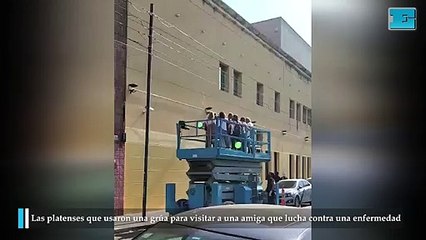 Las platenses que usaron una grúa para visitar a una amiga