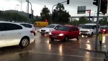 Sağanak yağmur trafiği olumsuz etkiledi