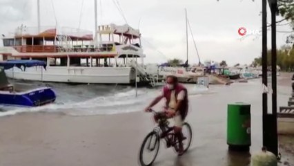 Erdek'te fırtına etkili oldu