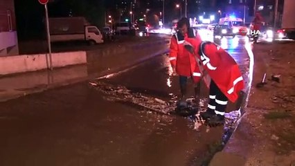 Beklenen yağış etkili oldu, Maltepe'de yollar göle döndü