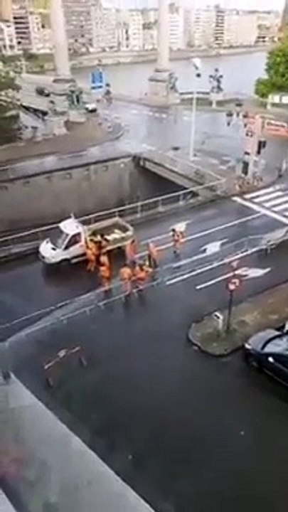 11 employés pour reboucher un seul trou sur la route à Liège ! Vive les belges
