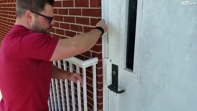 Il peut ouvrir n'importe quelle porte ou serrure...