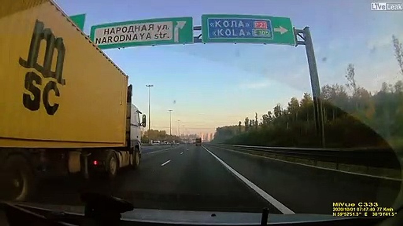 Il évite une voiture en panne et un piéton sur l'autoroute