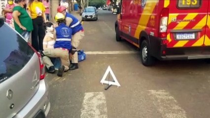 Sandero atinge mureta após colisão contra Corsa no Centro de Cascavel
