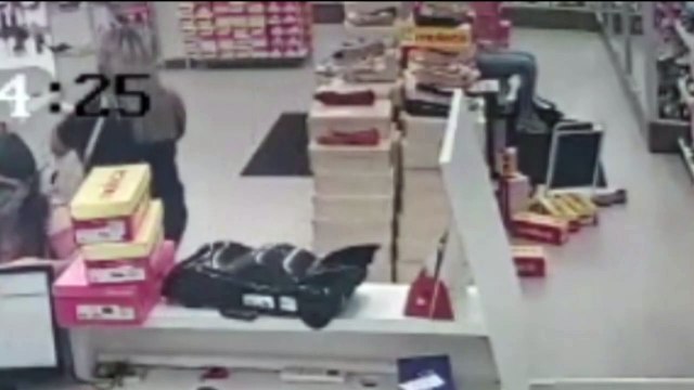 Mulheres são flagradas furtando calçados no Centro