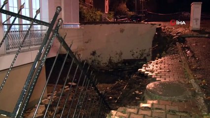 Kartal'da bir apartmanın istinat duvarı çöktü
