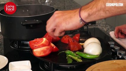 Prepara chilaquiles rojos con Carlos Ferro