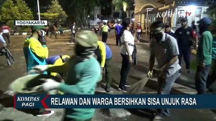 Relawan dan Warga Bantu Bersihkan Puing dan Sampah Sisa Demo