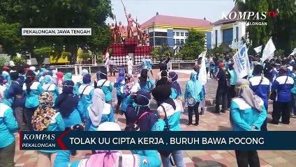 Tolak UU Cipta Kerja, Buruh Membawa Keranda dan Pocong