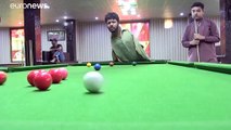 Muhammad Ikram não tem braços mas é craque no snooker