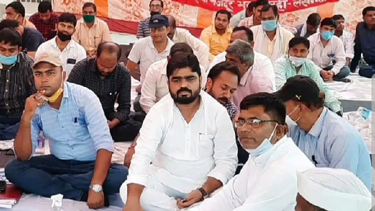 विद्युत कर्मचारियों के धरने में पहुंचे कांग्रेस पार्टी के जिला अध्यक्ष