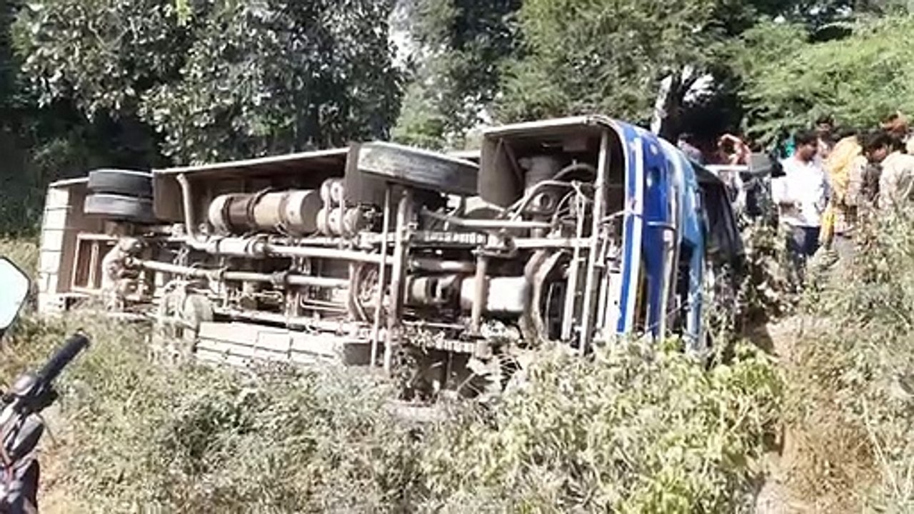 झांसी में बड़ा हादसा टला,बस पलटने से 60 से अधिक सवारियां गंभीर घायल