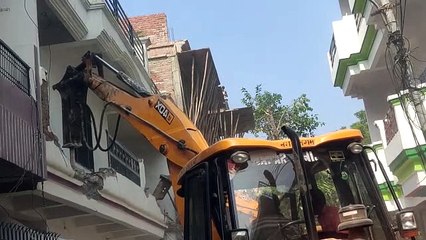 माफिया राजेश यादव पर बड़ी कार्रवाई,अवैध मकान बुलडोजर से गिराया गया