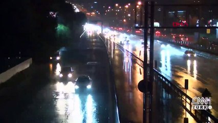 Kadıköy'de yollar göle döndü, araçlar zor ilerledi