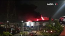 Penampakan Gedung Bioskop Senen Terbakar Akibat Massa Anarkis