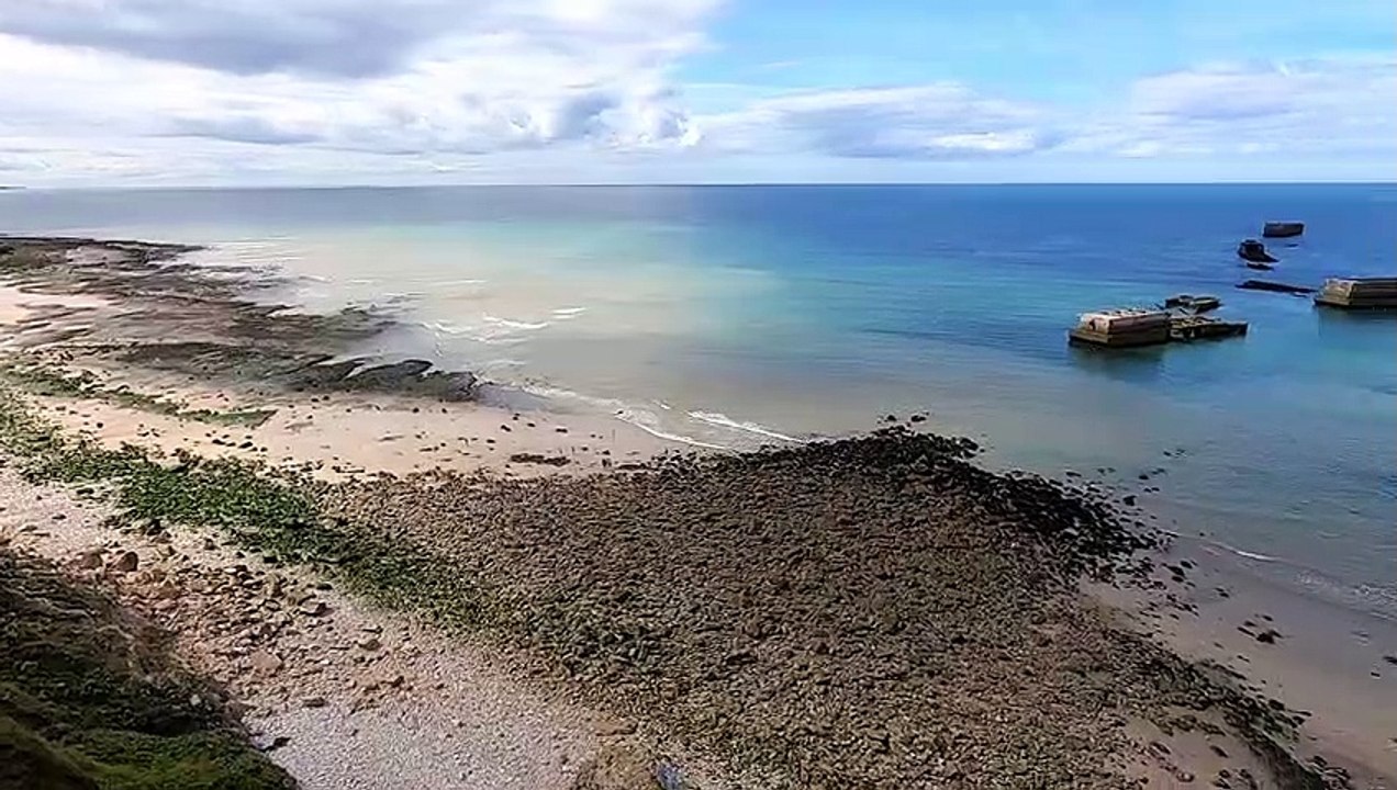 Cap Manvieux, panorama sur les vestiges du port artificiel d'Arromanches.