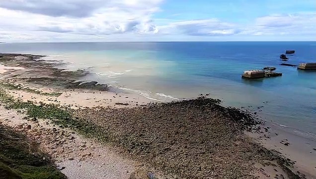 Cap Manvieux, panorama sur les vestiges du port artificiel d'Arromanches.