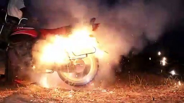 टायर के साथ अनार बांध के Bike चलाई Cracker Experiment ( 360 X 640 )
