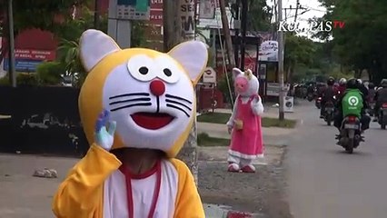 Kisah Inspiratif! Jadi Badut Demi Bantu Orang Tua
