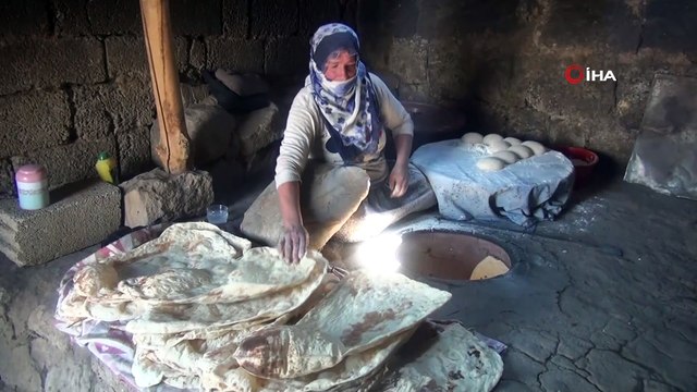Köy kadınlarının zorlu tandır ekmeği yapma telaşı