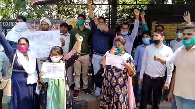 लखनऊ: 31661 पदों पर शिक्षक भर्ती न होने से नाराज अभ्यर्थियों का धरना प्रदर्शन